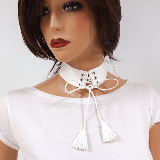 Choker sznurowany frędzle biały