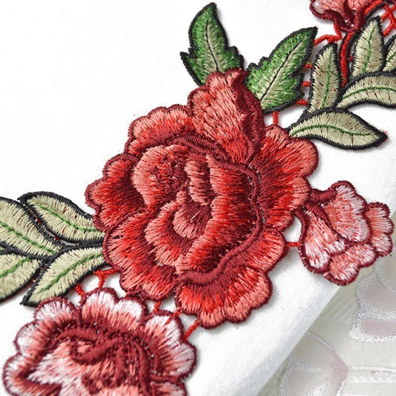 Naszywka haft róża w towarzystwie